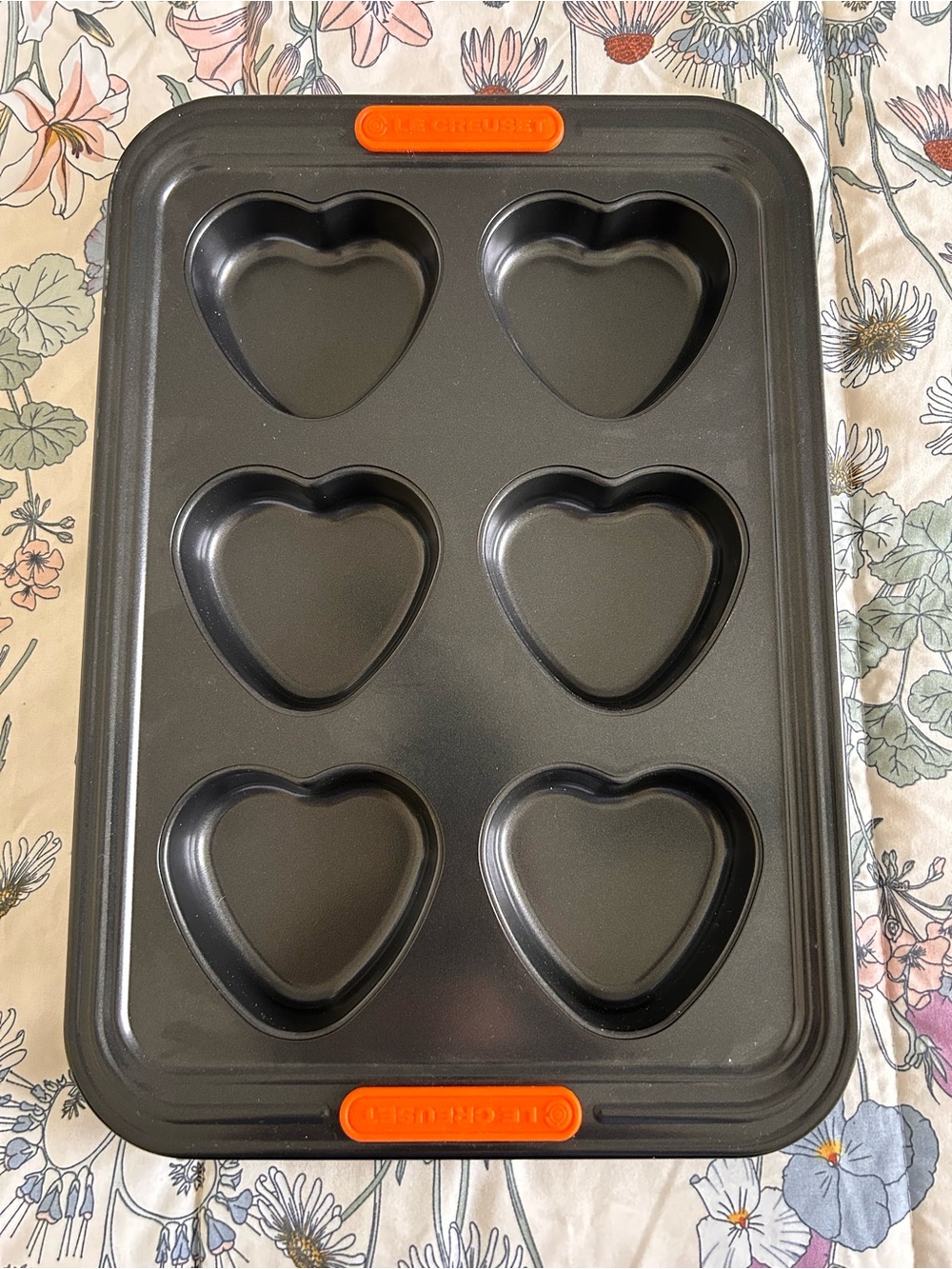 NEW Le Creuset 6 Heart Muffin Pan